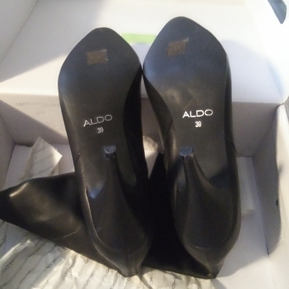 Black also boots never been worn. - Picture 4 of 5